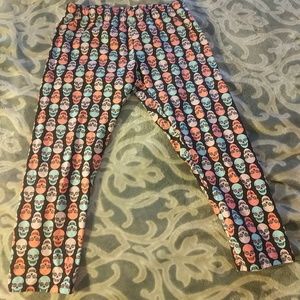 Flat colored leggings.